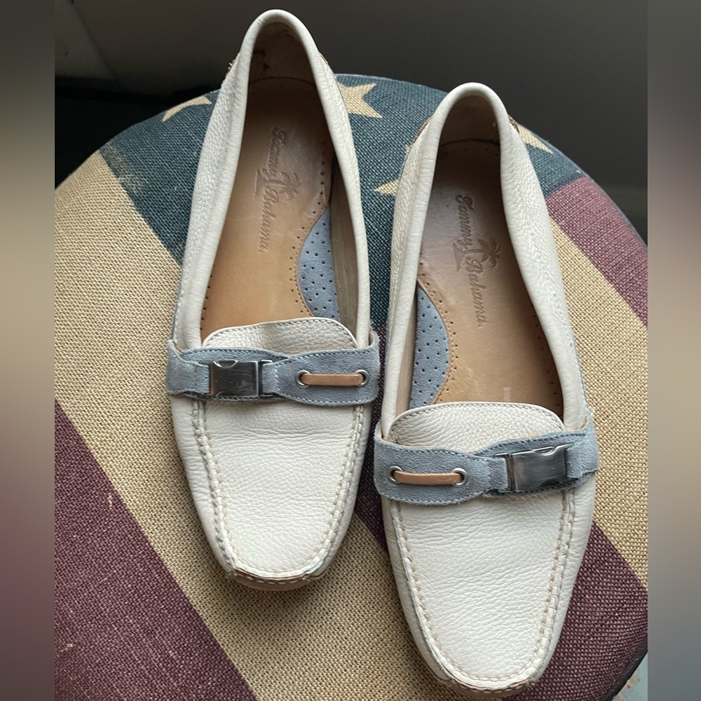 Tommy Bahama Woman’s Loafers in SZ 7.5 in gently used condition